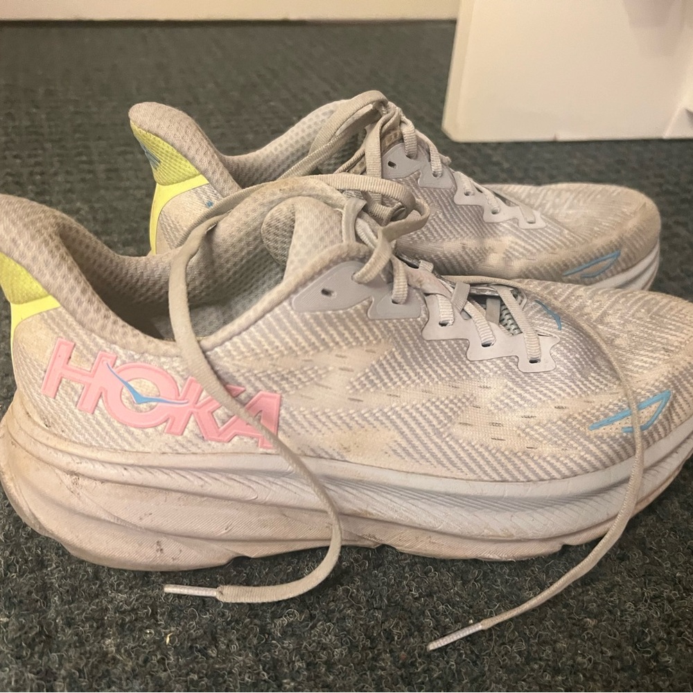 Used Hoka Clifton 9 Running Shoes Size 10.5

Color: GULL / SEA ICE - Size 10.5